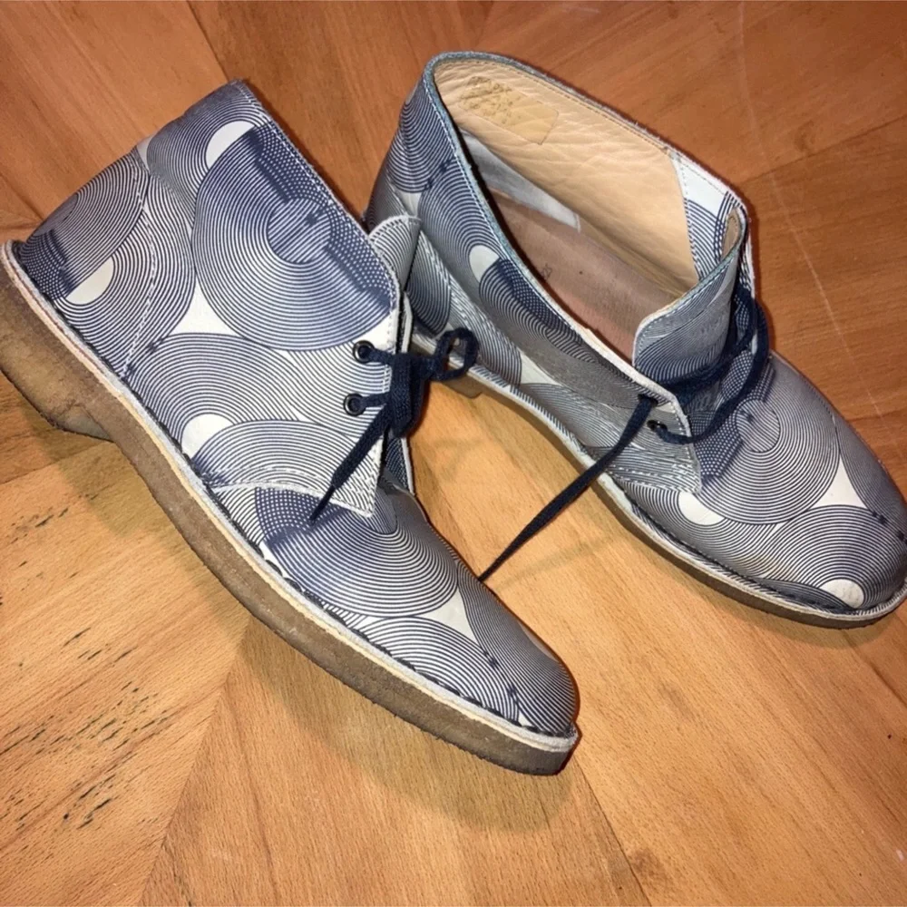 Clarks Men's Navy/ White Geometric Patterned Leather Chuka Shoe Boots Size 7.5